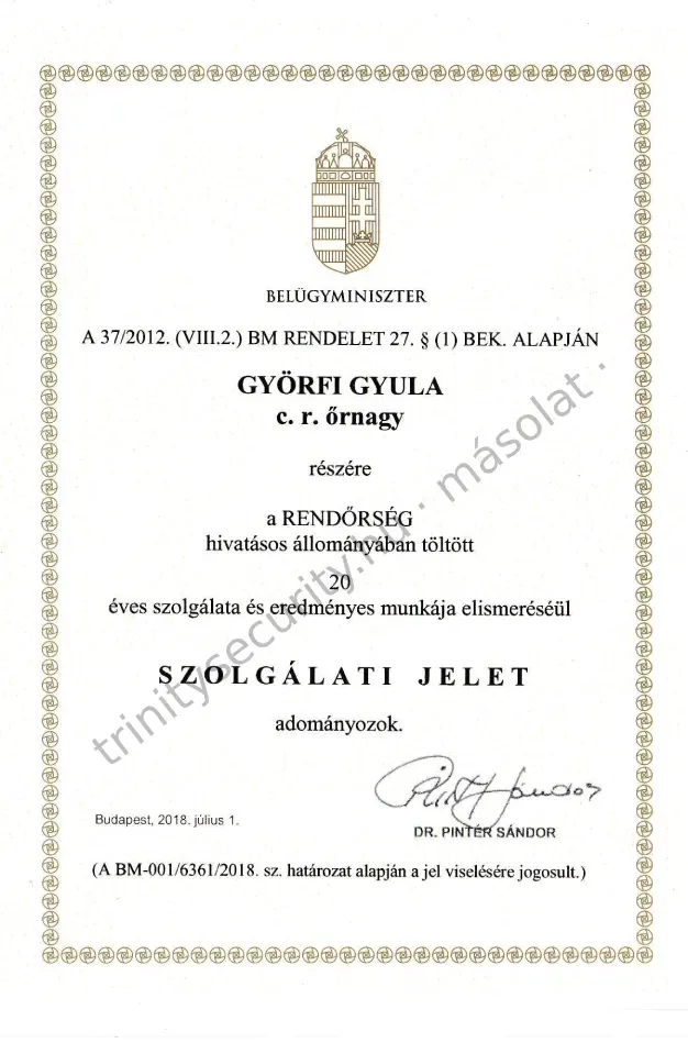Györfi Gyula 20 éves szolgálati jele, belügyminiszteri adományozó okirat, 2018 (kitakart személyes adatokkal)