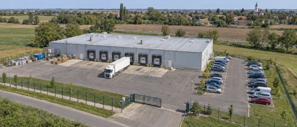 Magyarországi logisztikai telephely raktárral, rakodókapukkal és parkolóval – őrjárati terv tervezéséhez